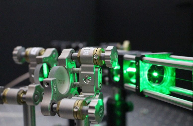 Laser beam probes diamond’s quantum properties