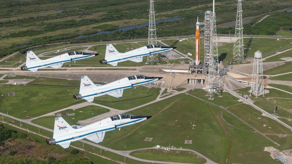 What's it like to fly an Artemis SLS moon rocket in a supersonic jet?  NASA's Artemis 2 Commander Tells All (Video)