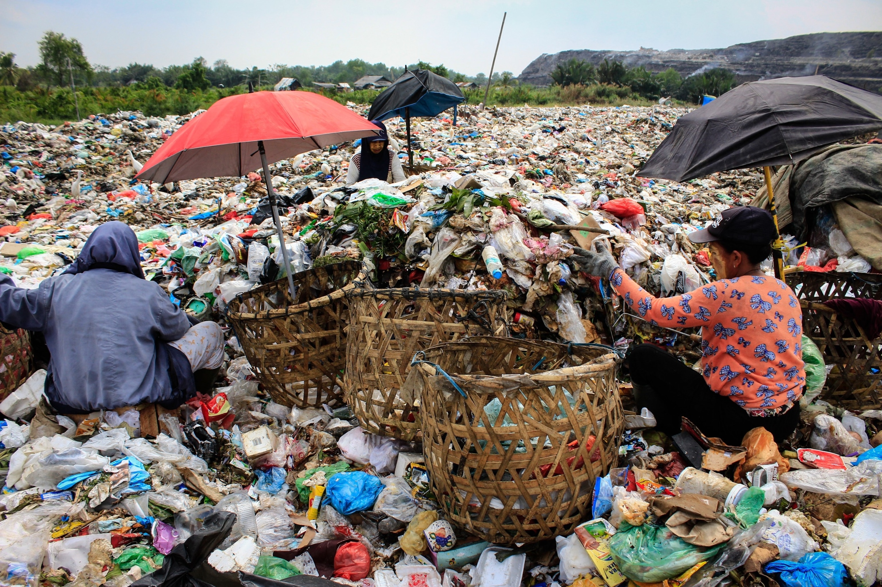 Photo: Waste pickers collect plastic waste to sell to recycling centers at a landfill in Medan, North Sumatra, on March 27, 2024. 
