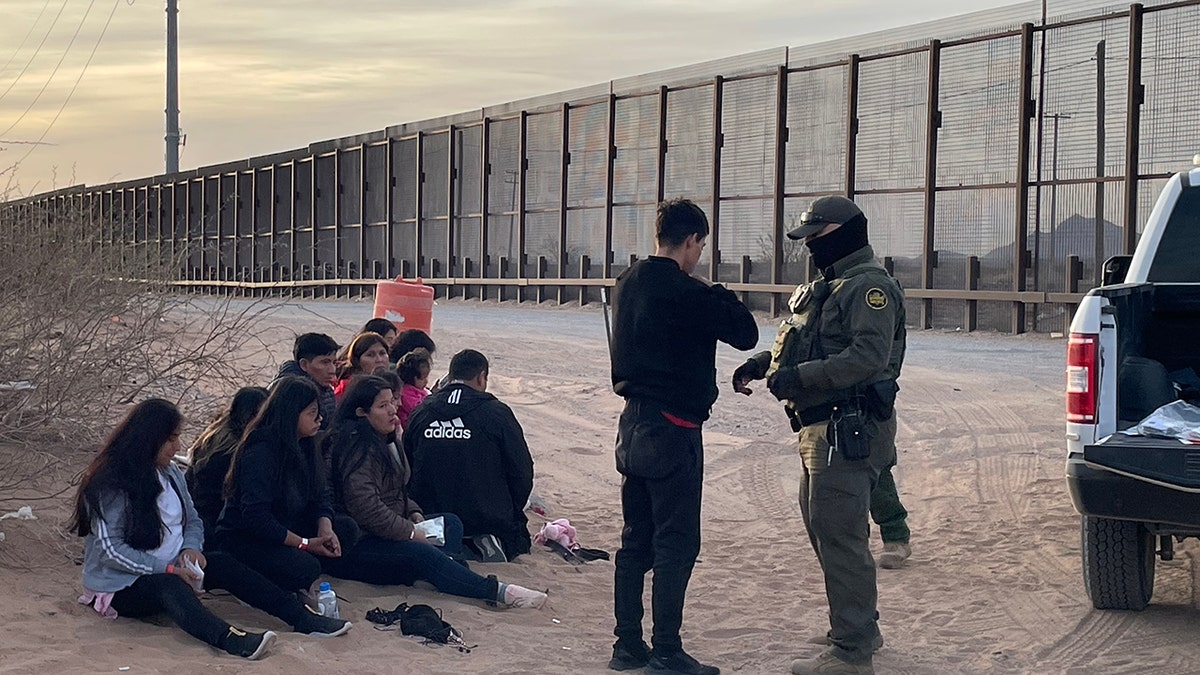 Federal agents detain immigrants near border