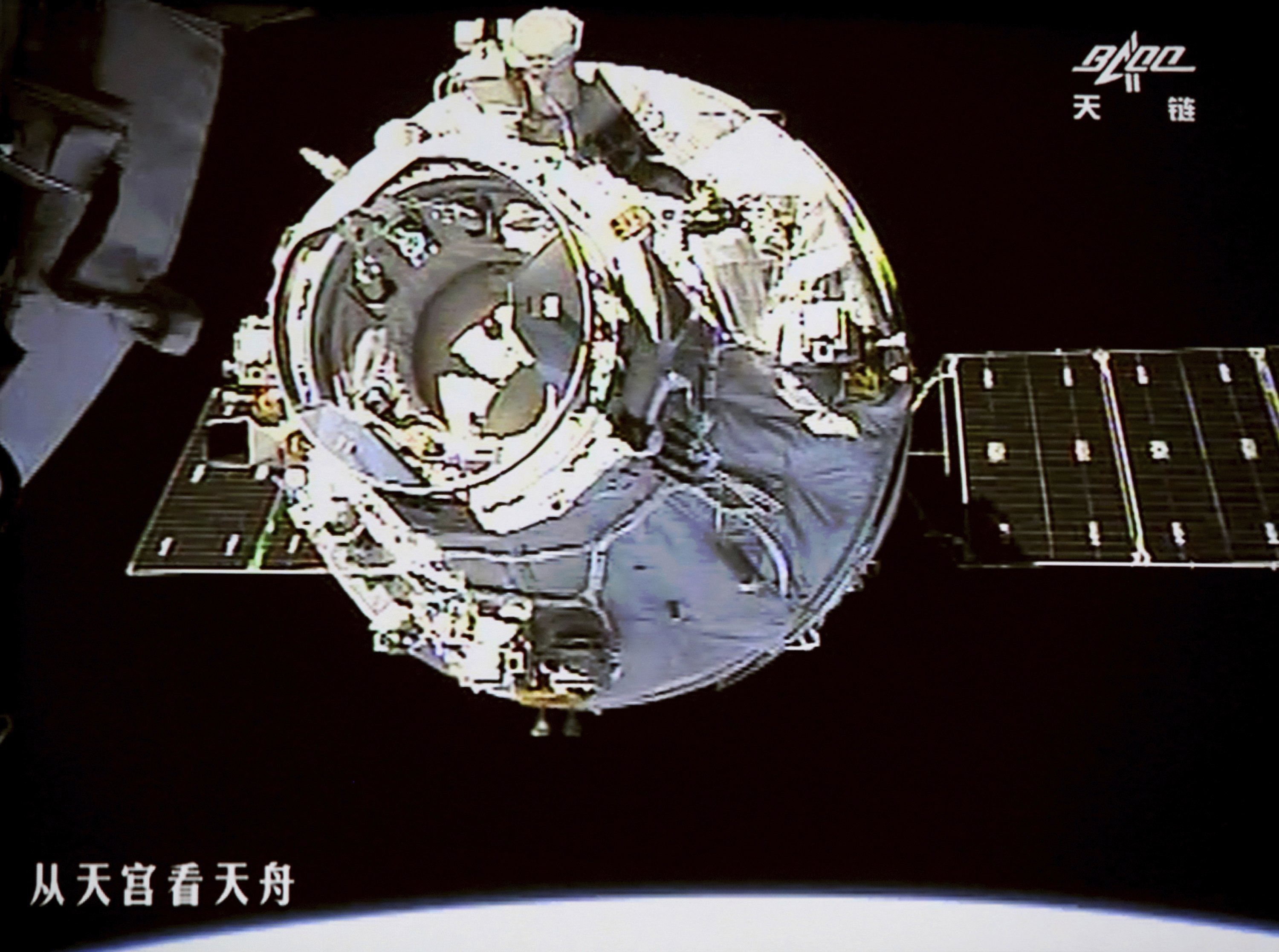 The Tianzhou-1 cargo spacecraft sails to the Tiangong-2 space laboratory for docking